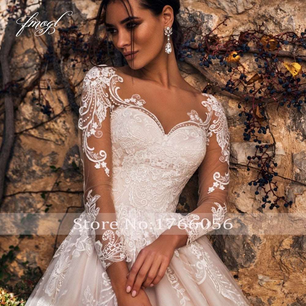 Abito da sposa a linea A in tulle con scollo a barca vintage, maniche lunghe trasparenti, applicazioni e strascico, modello Sexy Illusion, lusso 2023. - Bridetobe.it