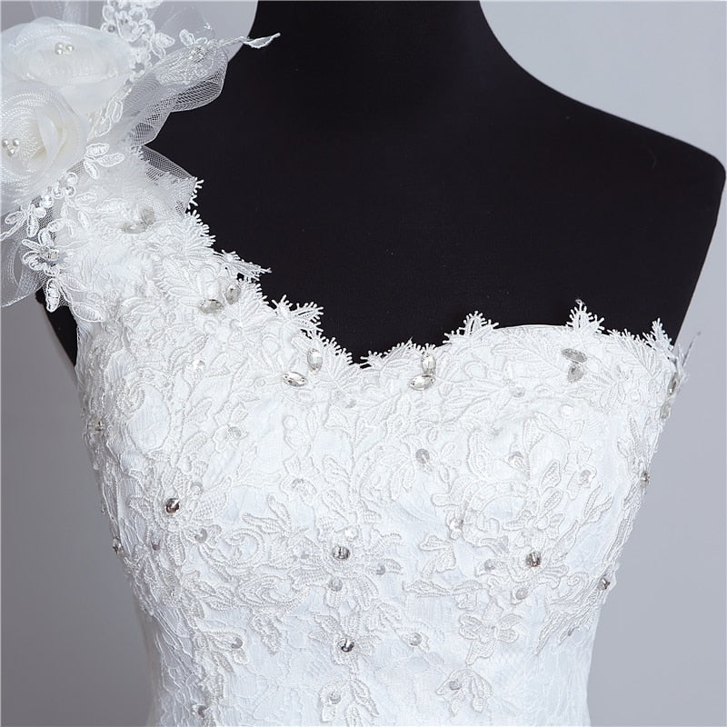 Abito da sposa elegante con un'unica spalla, senza maniche, ricamato con fiori di pizzo - Bridetobe.it