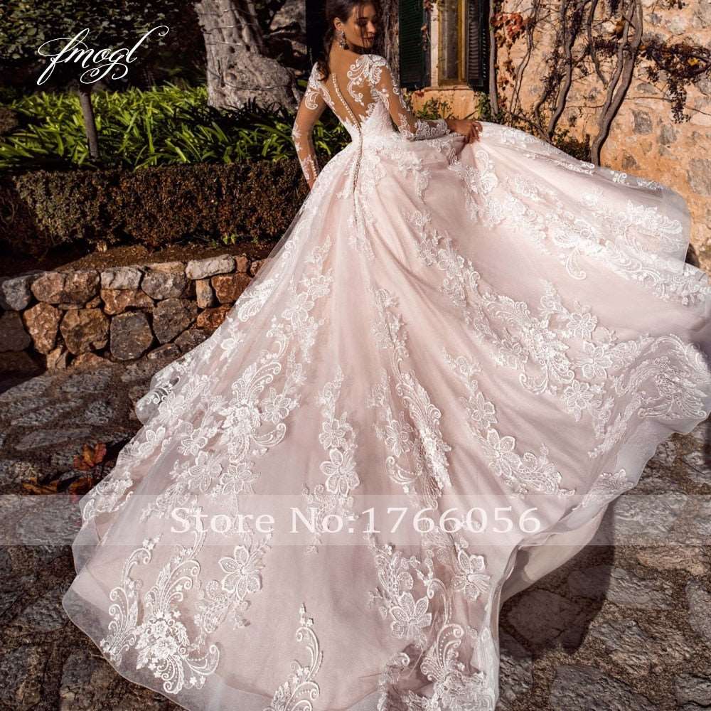 Abito da sposa a linea A in tulle con scollo a barca vintage, maniche lunghe trasparenti, applicazioni e strascico, modello Sexy Illusion, lusso 2023. - Bridetobe.it