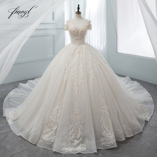 Robe de mariée en dentelle de luxe avec décolleté en cœur, robe de bal avec appliques en cristal et perles, train cathédrale - Collection 2023