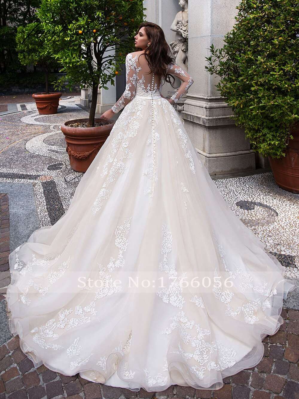 Abito da sposa di lusso Fmogl Elegant Illusion a maniche lunghe con collo a barca vintage, applicazioni e gonna a trapezio con coda: un vero capolavoro di eleganza - Bridetobe.it