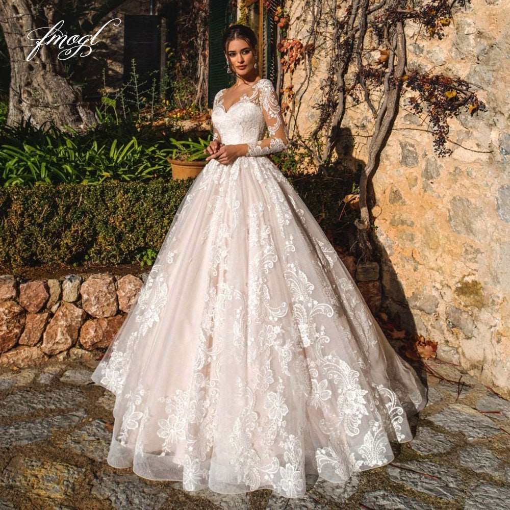 Abito da sposa a linea A in tulle con scollo a barca vintage, maniche lunghe trasparenti, applicazioni e strascico, modello Sexy Illusion, lusso 2023. - Bridetobe.it