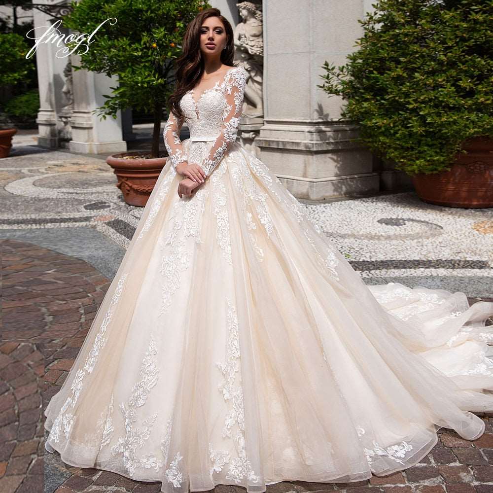 Abito da sposa di lusso Fmogl Elegant Illusion a maniche lunghe con collo a barca vintage, applicazioni e gonna a trapezio con coda: un vero capolavoro di eleganza - Bridetobe.it