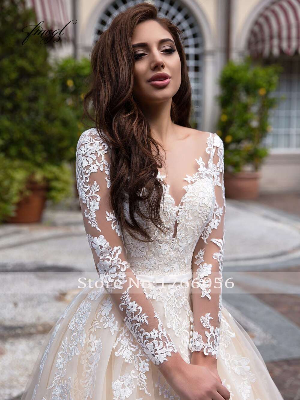 Abito da sposa di lusso Fmogl Elegant Illusion a maniche lunghe con collo a barca vintage, applicazioni e gonna a trapezio con coda: un vero capolavoro di eleganza - Bridetobe.it