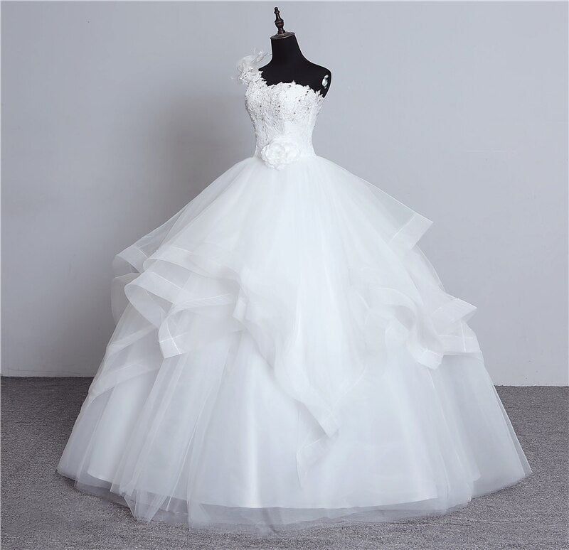 Abito da sposa elegante con un'unica spalla, senza maniche, ricamato con fiori di pizzo - Bridetobe.it