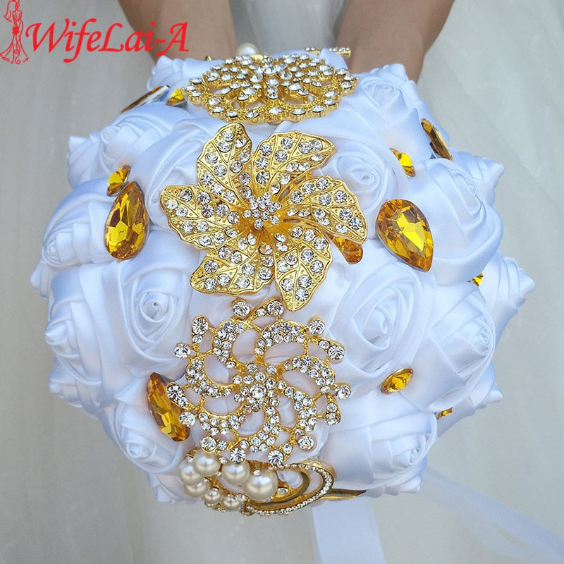 Bouquet sposa fatta a mano in oro con mazzo di fiori di seta bianca pura e cristalli di oro bianco - Bridetobe.it