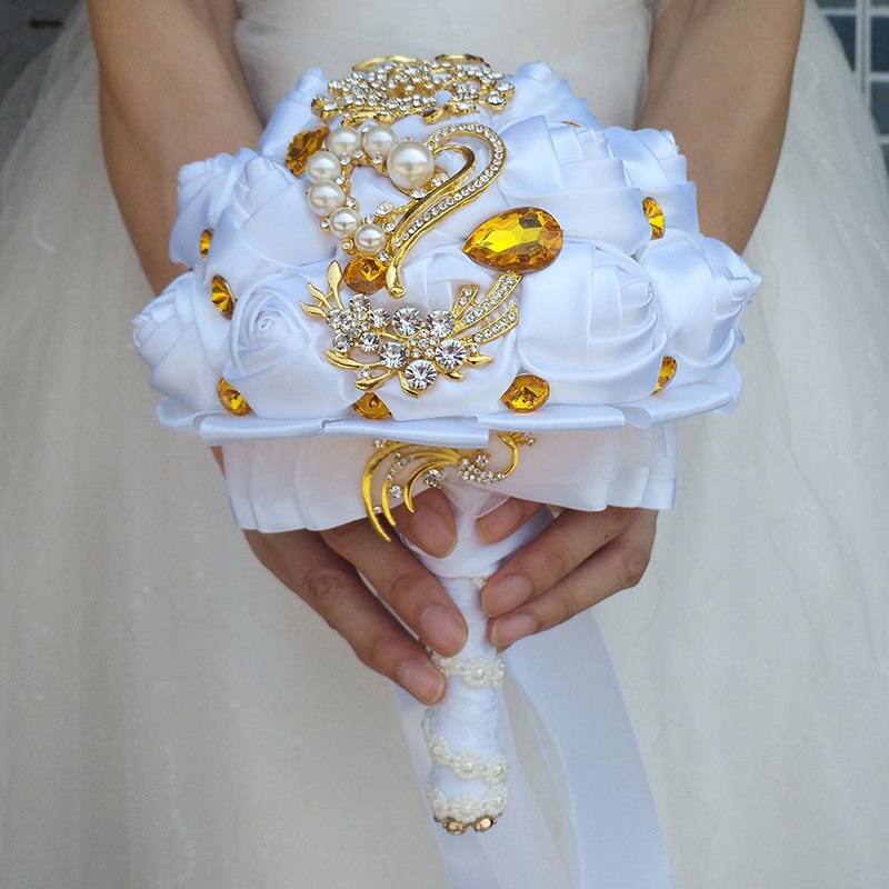 Bouquet sposa fatta a mano in oro con mazzo di fiori di seta bianca pura e cristalli di oro bianco - Bridetobe.it