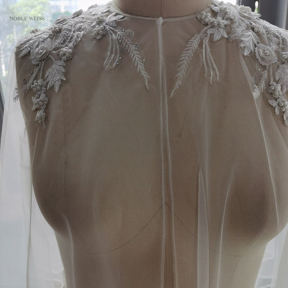 Mantello morbido da sposa in tulle con applicazioni sulle spalle e bolero in pizzo - Bridetobe.it