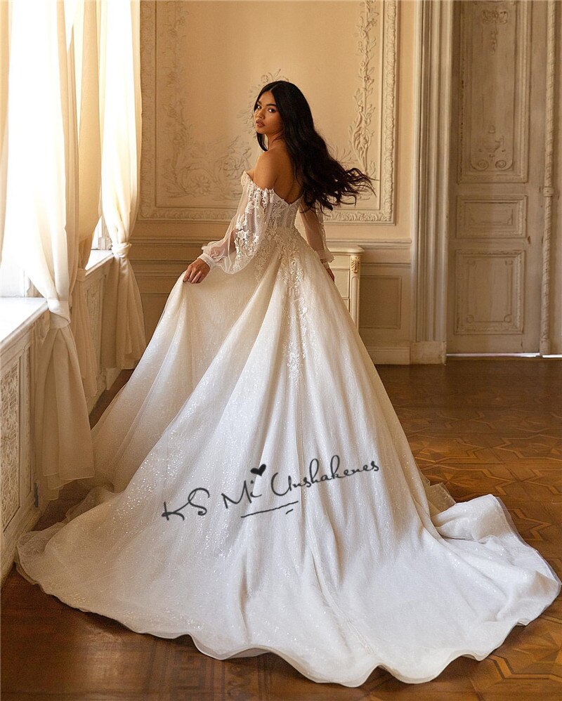 Abito da sposa lussuoso in stile gotico con pizzo a manica lunga e glitter scintillante, modello vintage 2023 - Bridetobe.it