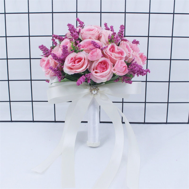 Bouquet da sposa fai da te con rose di seta, nastro in raso e perle di rayon - Bridetobe.it