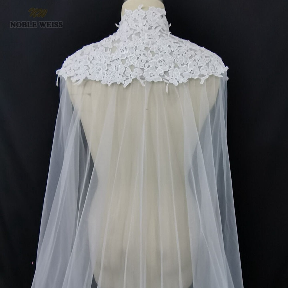 Giacca da sposa in tulle con applicazioni, collo alto e lunghezza cattedrale - Bridetobe.it