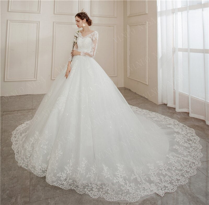 Abito da sposa con maniche lunghe in tulle con applicazioni di pizzo e scollo a V - Bridetobe.it