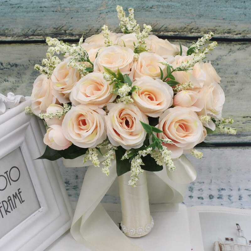 Bouquet da sposa fai da te con rose di seta, nastro in raso e perle di rayon - Bridetobe.it