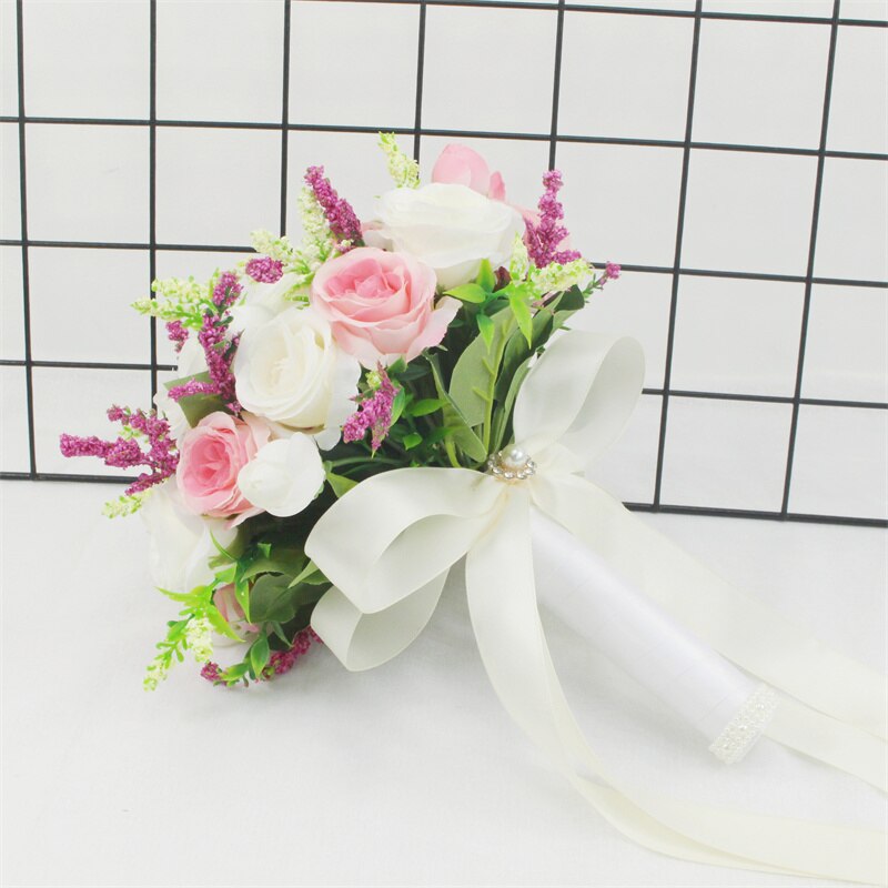 Bouquet da sposa fai da te con rose di seta, nastro in raso e perle di rayon - Bridetobe.it