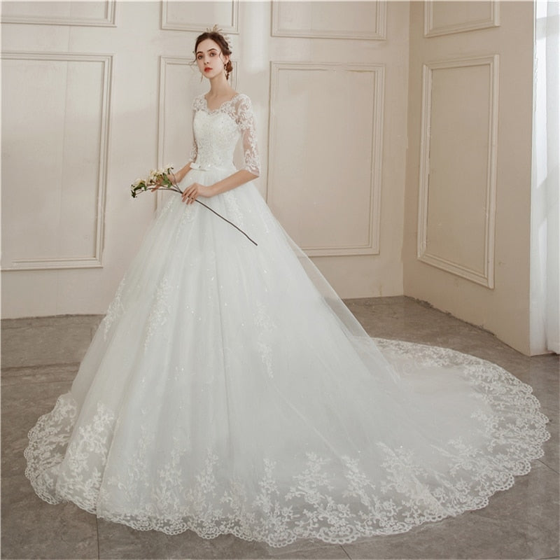 Abito da sposa con maniche lunghe in tulle con applicazioni di pizzo e scollo a V - Bridetobe.it