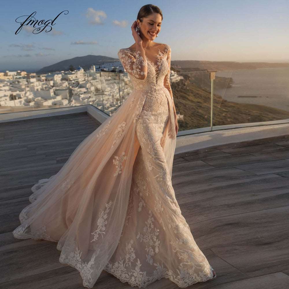 Abito da sposa a sirena con scollo a illusion e maniche lunghe in pizzo e dettagli lussuosi - Bridetobe.it