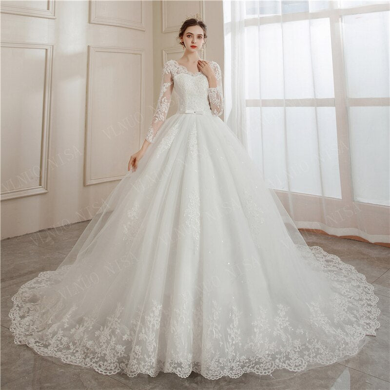 Abito da sposa con maniche lunghe in tulle con applicazioni di pizzo e scollo a V - Bridetobe.it