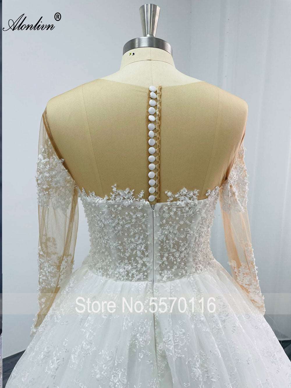 Abito da sposa elegante in pizzo di seta lussuoso con scollo a V, maniche lunghe, linea ad A e perline di perle per pelle marrone - Bridetobe.it