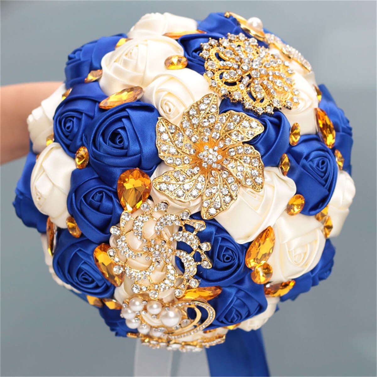 Bouquet sposa damigella fatto a mano con strass splendidi, pietre preziose, perle di diamante e rose di raso blu reale - Bridetobe.it