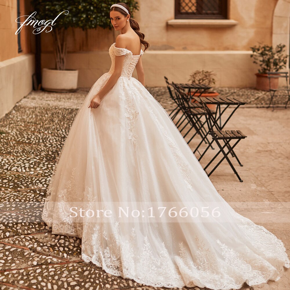 Abito da sposa vintage a linea Princess con collo a barca sexy, schiena scoperta, pizzo e applicazioni di lusso, perle e strascico a coda di corte. - Bridetobe.it