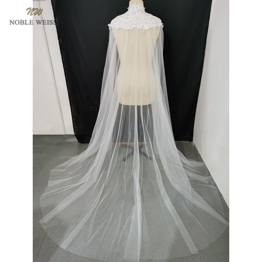 Giacca da sposa in tulle con applicazioni, collo alto e lunghezza cattedrale - Bridetobe.it