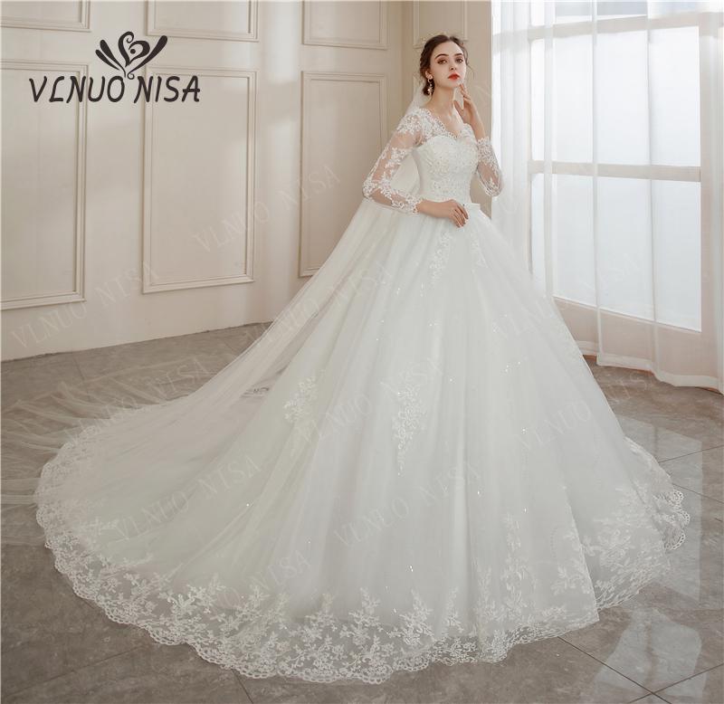 Abito da sposa con maniche lunghe in tulle con applicazioni di pizzo e scollo a V - Bridetobe.it