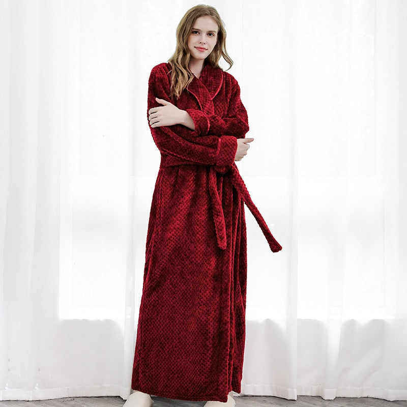 Accappatoio in morbido pile di coral fleece, spesso e caldo, con kimono termico in flanella personalizzabile con nome e data degli sposi. Perfetto come pigiama da notte per uomo e donna. - Bridetobe.it