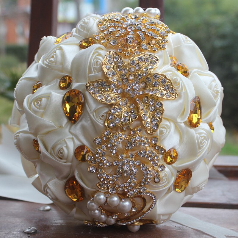 Bouquet sposa fatta a mano in oro con mazzo di fiori di seta bianca pura e cristalli di oro bianco - Bridetobe.it