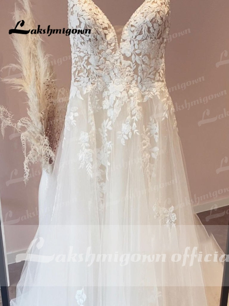 Abito da sposa elegante con spalline sottili, collo a V in pizzo vintage e tulle per matrimoni in spiaggia - Bridetobe.it