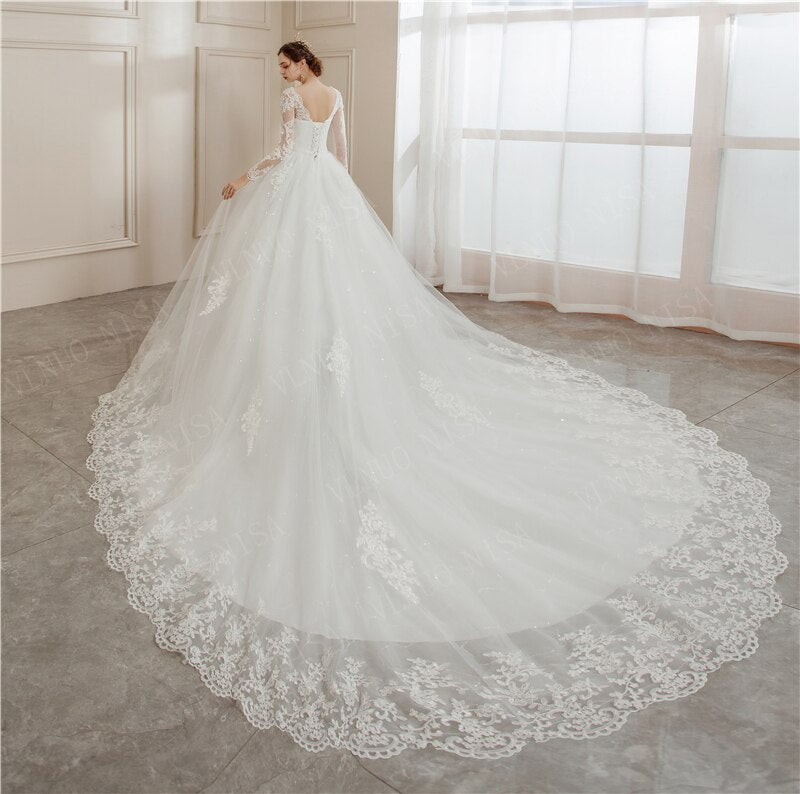 Abito da sposa con maniche lunghe in tulle con applicazioni di pizzo e scollo a V - Bridetobe.it