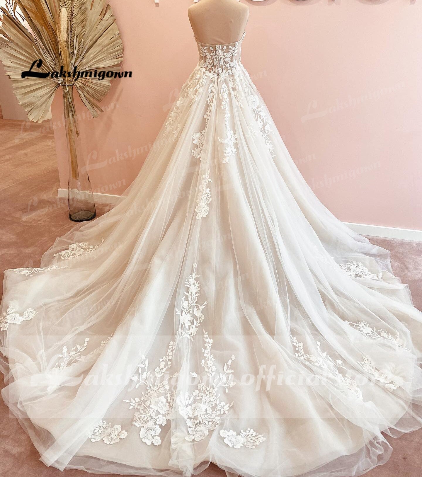 Abito da sposa in pizzo con scollo a V profondo, stile vintage e lussuoso, linea ad A con schiena scoperta e strascico" - Bridetobe.it