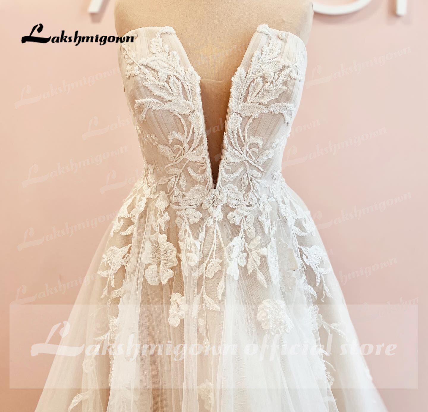 Abito da sposa in pizzo con scollo a V profondo, stile vintage e lussuoso, linea ad A con schiena scoperta e strascico" - Bridetobe.it