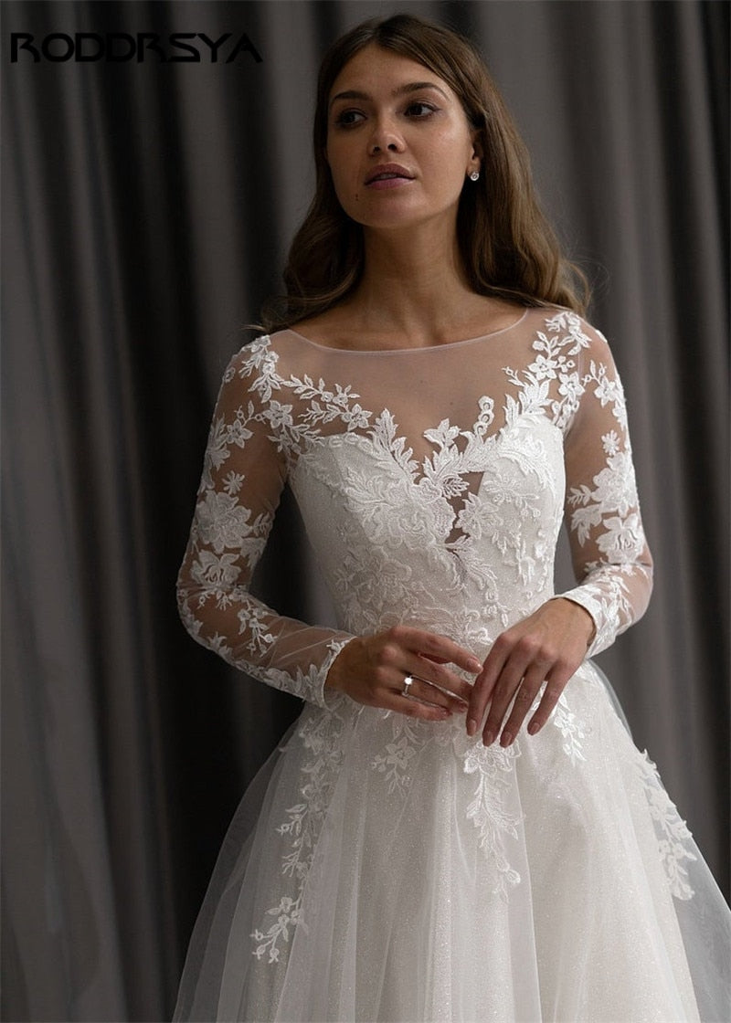 Abito da sposa in tulle con applicazioni in pizzo e maniche lunghe a linea A - Bridetobe.it