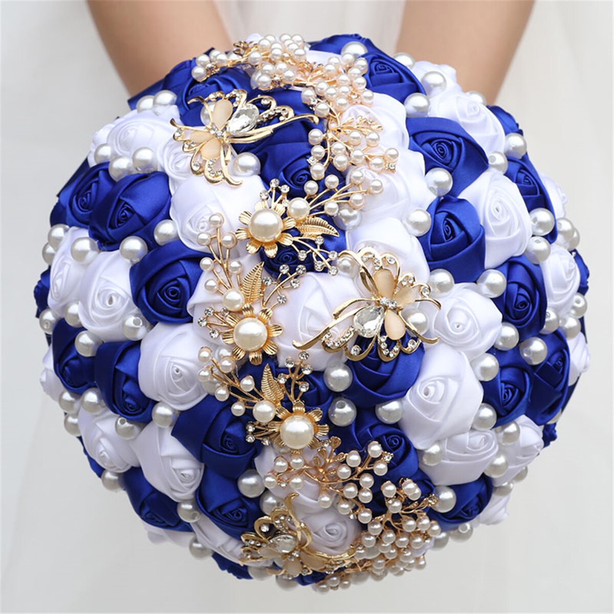 Bouquet sposa damigella fatto a mano con strass splendidi, pietre preziose, perle di diamante e rose di raso blu reale - Bridetobe.it