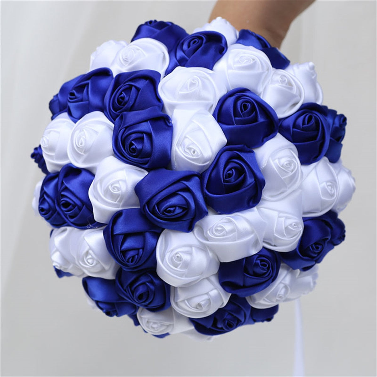 Bouquet sposa damigella fatto a mano con strass splendidi, pietre preziose, perle di diamante e rose di raso blu reale - Bridetobe.it