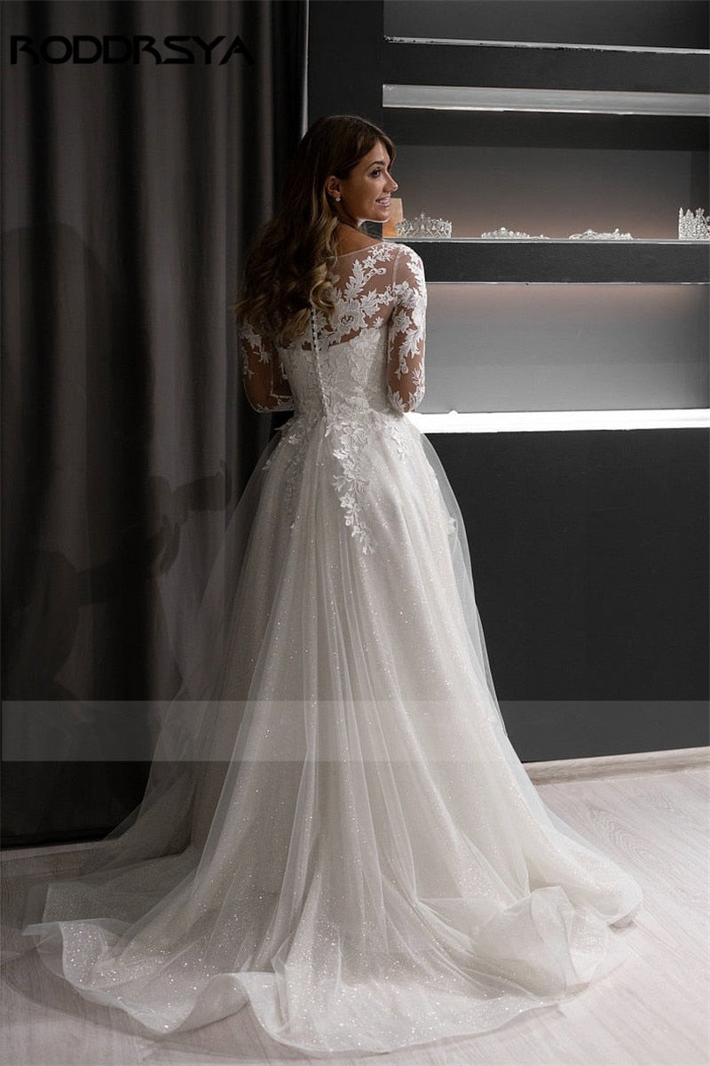 Abito da sposa in tulle con applicazioni in pizzo e maniche lunghe a linea A - Bridetobe.it