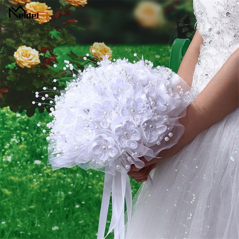 Bouquet da sposa fatto a mano con perle, acrilico e strass - Bridetobe.it