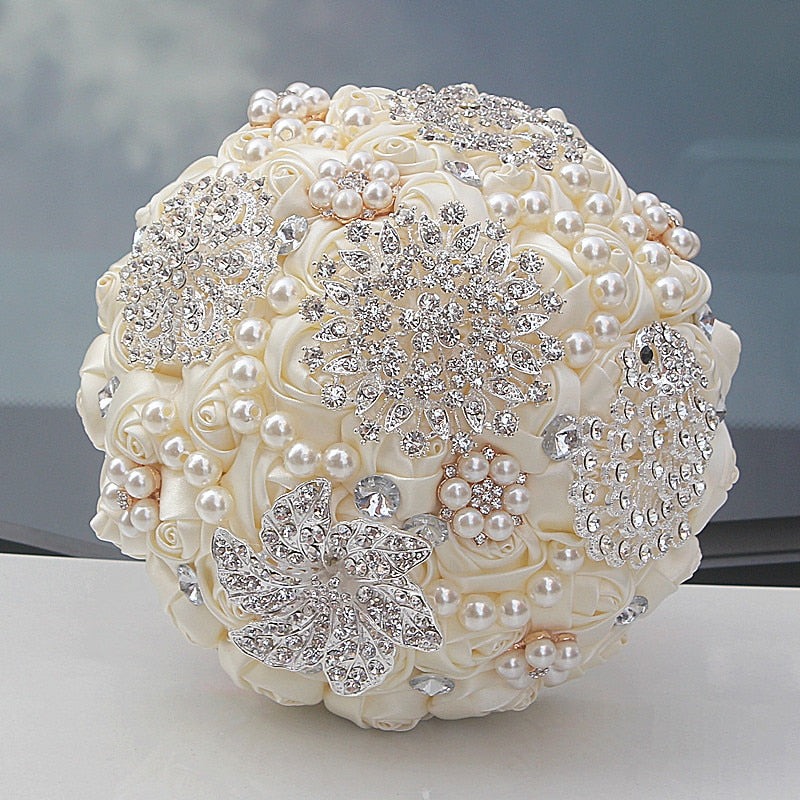 Bouquet da sposa in seta artificiale con perle e strass - Bridetobe.it