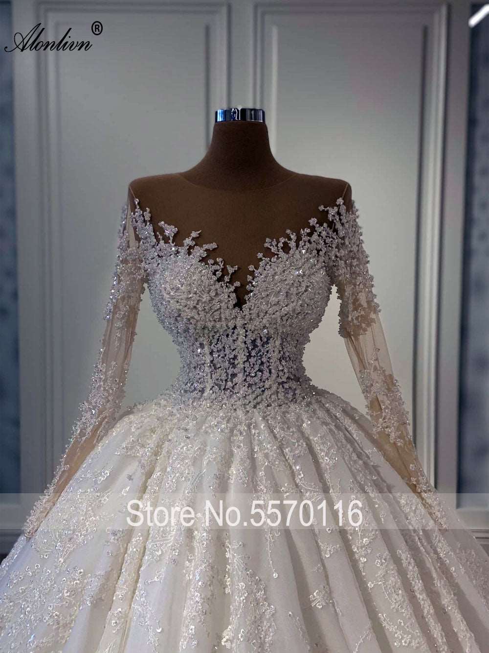 Abito da sposa elegante in pizzo di seta lussuoso con scollo a V, maniche lunghe, linea ad A e perline di perle per pelle marrone - Bridetobe.it