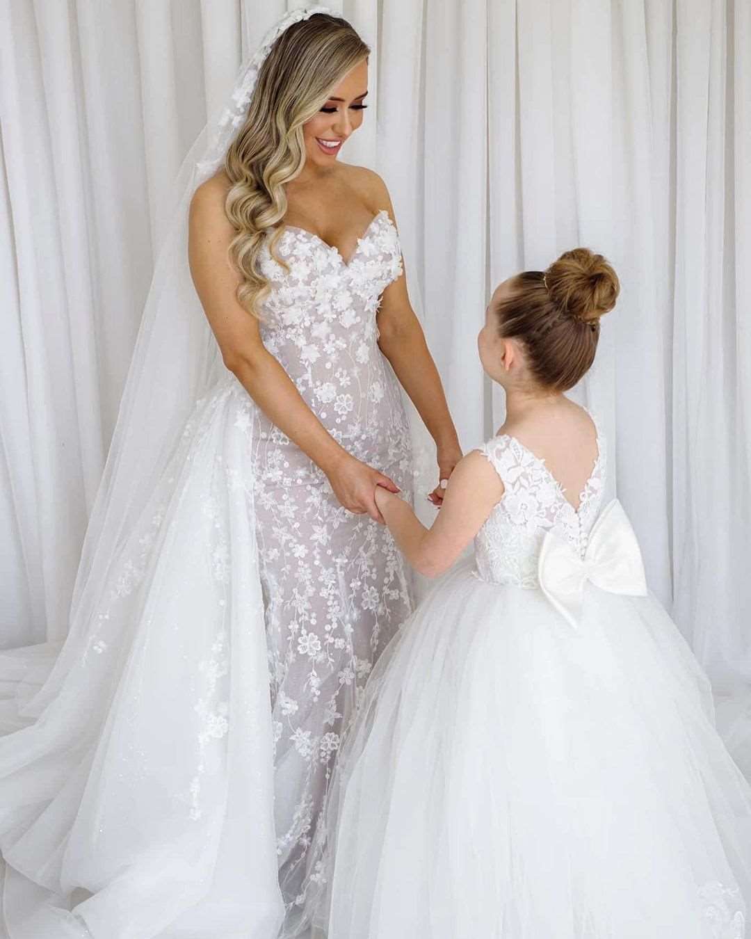 Abito da ballo senza maniche con scollo a V, con fiocco in pizzo e tulle applicato a fiori per bambine - Bridetobe.it