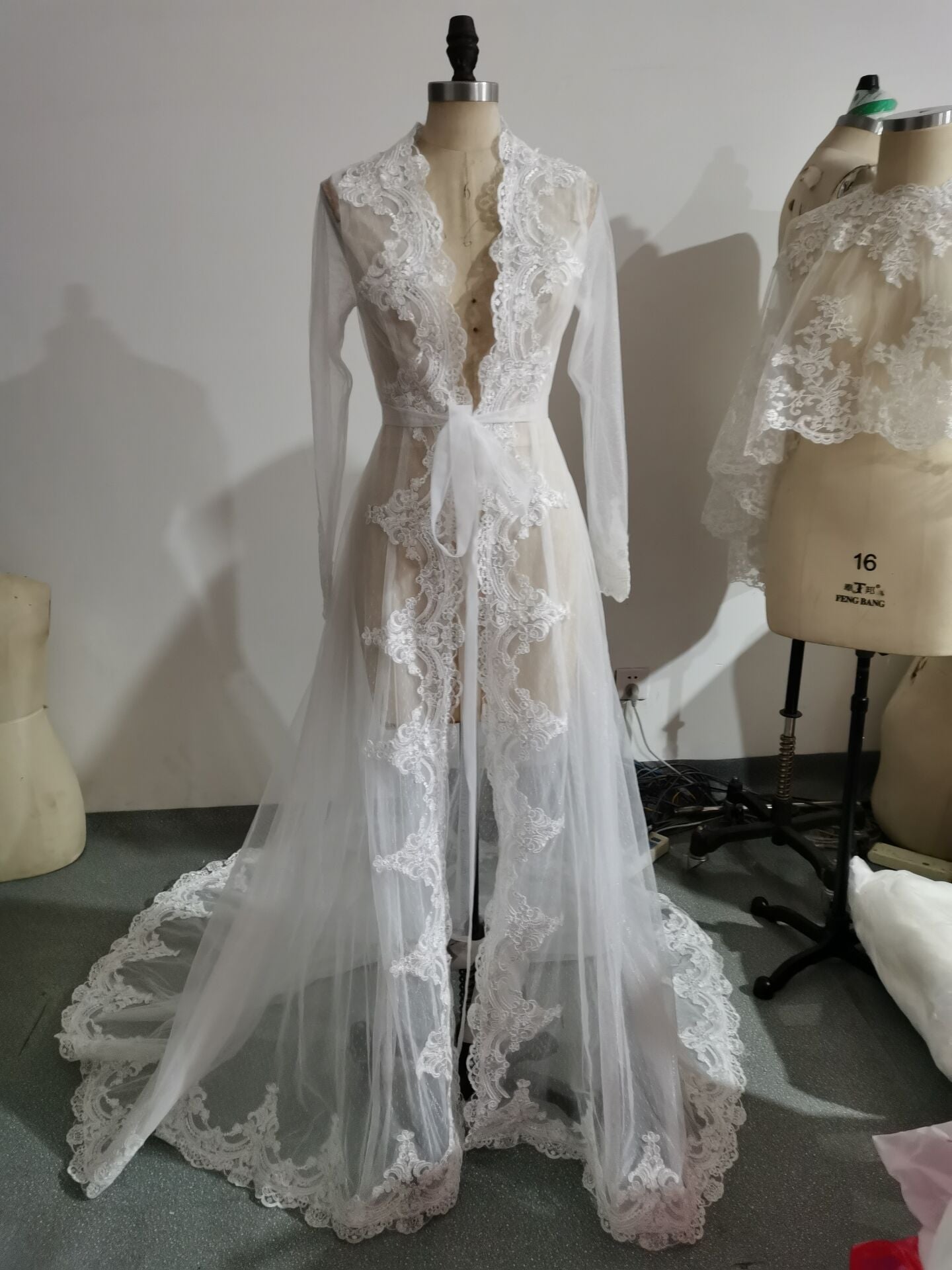 Giacca da sposa a velo con Applicazioni a Maniche Lunghe, Coda Lunga, Cappotti, Coprispalle e Mantelle in Pizzo e Tulle - Bridetobe.it