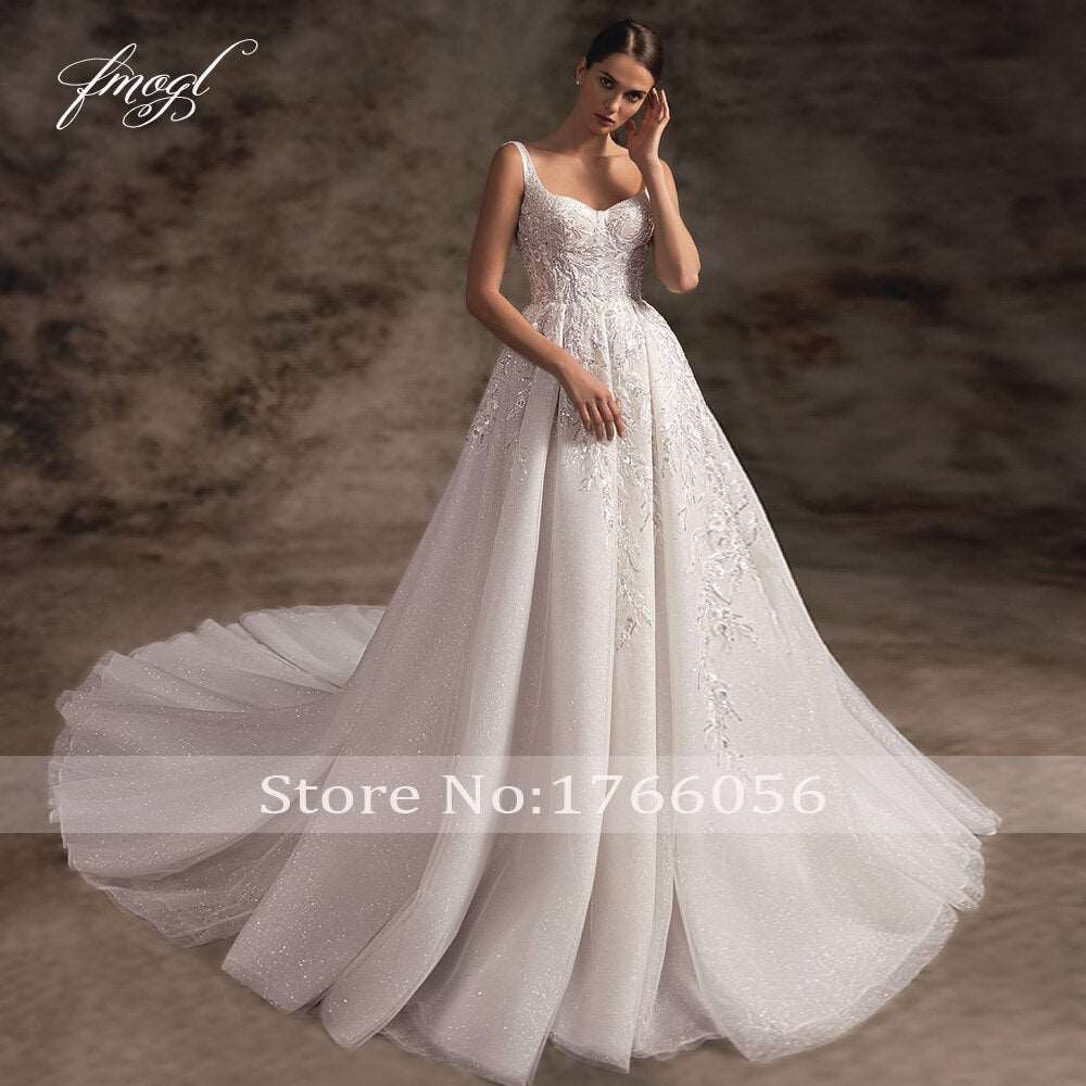 Abito da sposa di lusso 2023 con applicazioni esclusive, perline e linea a trapezio, con spalline sottili e scollatura sulla schiena con strascico da corte - Bridetobe.it