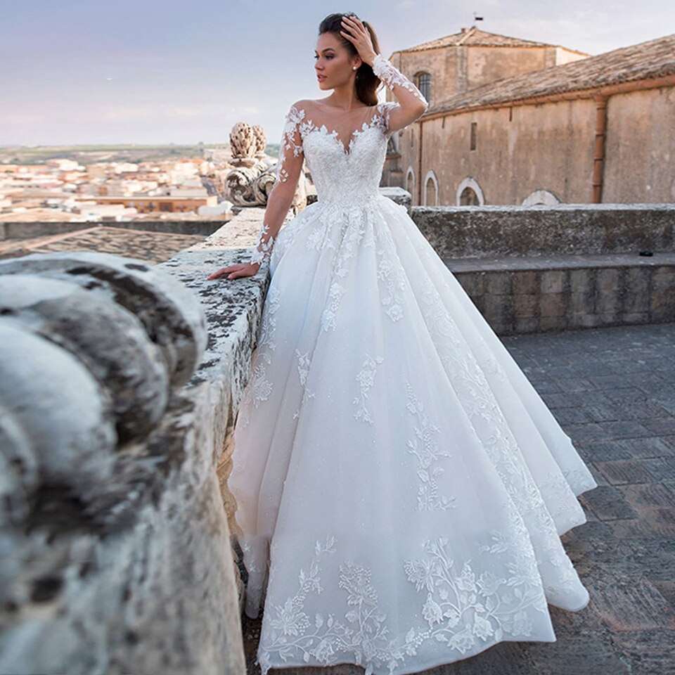 Abito da Sposa 2023 Principessa in Tulle con Maniche Lunghe e Schiena Scoperta, con Delicati Ricami in Pizzo, dallo Stile Elegante e Illusorio - Bridetobe.it