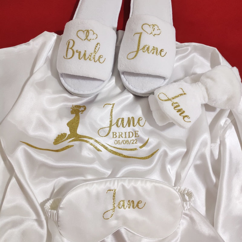 Set Da 5 Accappatoi In Raso Per Sposerà E Damigelle – Rosa E Bianco Con Scritte Glitterate – Taglia XL-XXL Per Addio Al Nubilato - 2