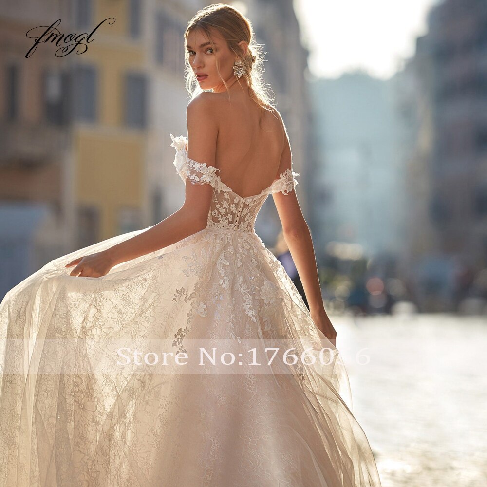 Abito da sposa in pizzo vintage con scollo a cuore sexy e schiena scoperta, spalline sottili, applicazioni e perline, e gonna a linea con strascico a coda di rondine - Collezione di lusso 202