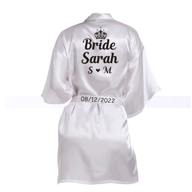 Vintava 5 vestaglie in raso per sposa e damigella d'onore, kimono, per feste di nozze, prepararsi con bordo in pizzo ricamato, (Laceo) 1 bianco + 4 champagne, taglia unica Vintava 5 vestaglie in raso per sposa e damigella d'onore, kimono, per feste di nozze, prepararsi con bordo in pizzo ricamato, (Laceo) 1 bianco + 4 champagne, taglia unica