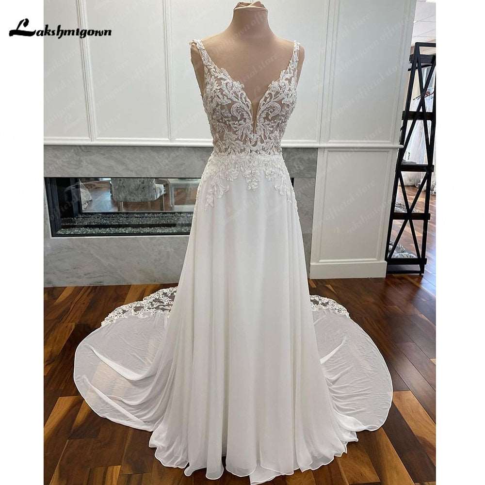 Abito da sposa in chiffon lussuoso con schiena scoperta, applicazioni in pizzo boho vintage e scollo a V (2023) - Bridetobe.it