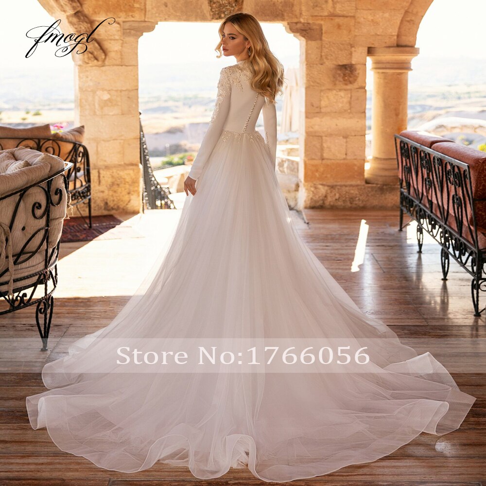 Abito da sposa vintage con scollo a V, maniche lunghe in pizzo e applicazioni lussuose - Bridetobe.it