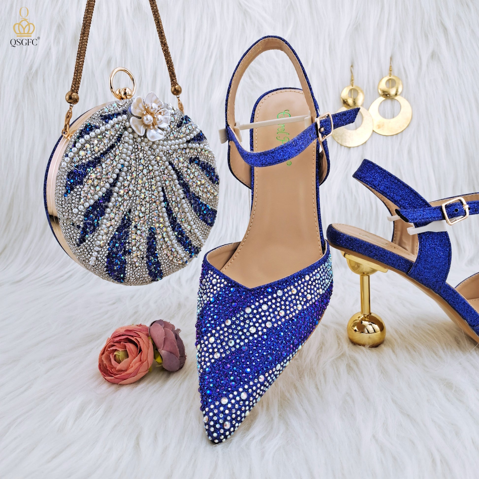 Set scarpe e borsa da sposa in diamante scintillante blu e fiore di perla di nuovo design italiano - Bridetobe.it