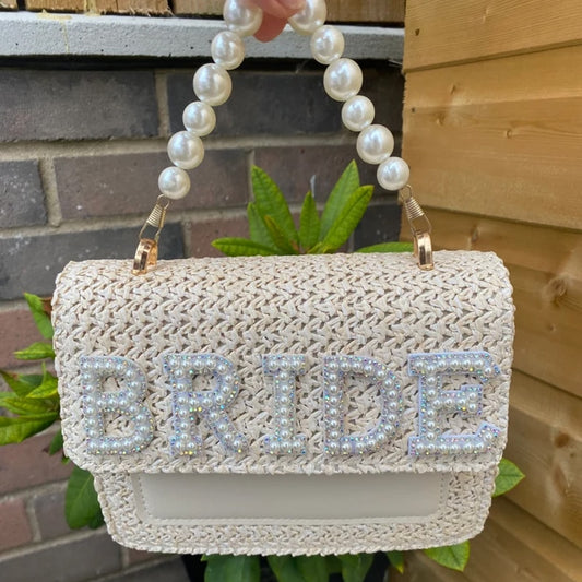 Borsa intrecciata di perle da sposa rustica e boho personalizzato per la sposa per matrimoni in spiaggia e piscina, viaggio di fidanzamento e addio al nubilato - Bridetobe.it